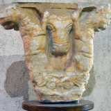 Nella parte destra della chiesa si trova una scultura in marmo bianco con i rilievi di due leoni affrontati che sorreggono un bucefalo: � un capitello dell�XI secolo che ha perso la sua colonna, andata distrutta durante la ristrutturazione di Scicutella